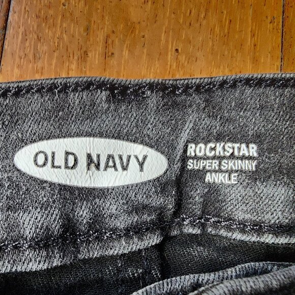 Old Navy Black ROCKSTAR Super Skinny Ankle Ripped Jeans Size 4 Tall - Picture 9 of 15